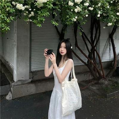 背后的她,眼前的我